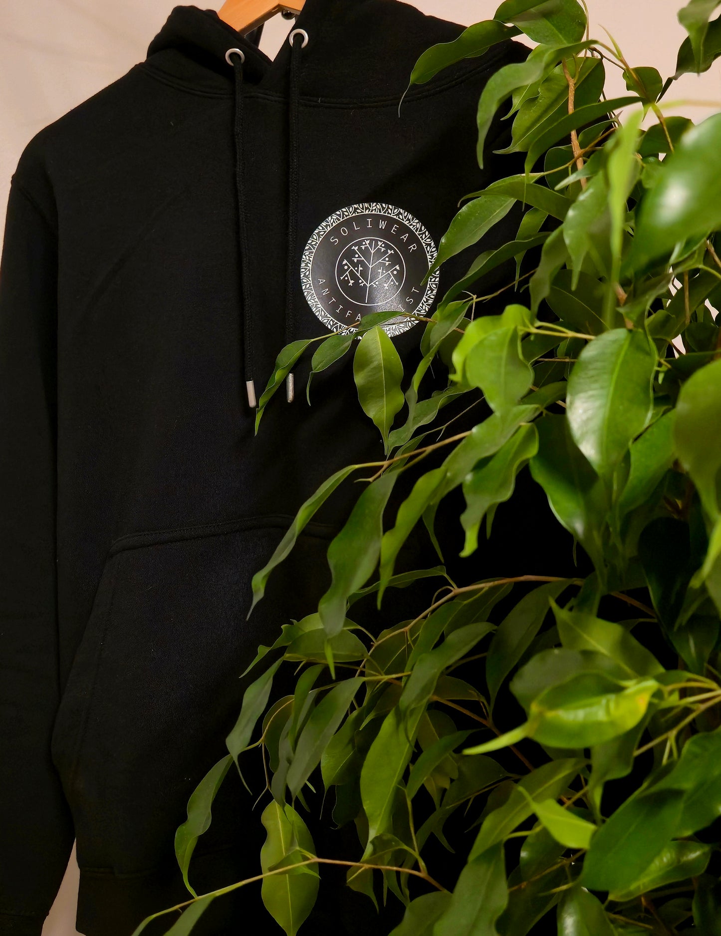 SoliWear Hoodie – Handbedruckt, Antifaschistisch, Fair und Bio