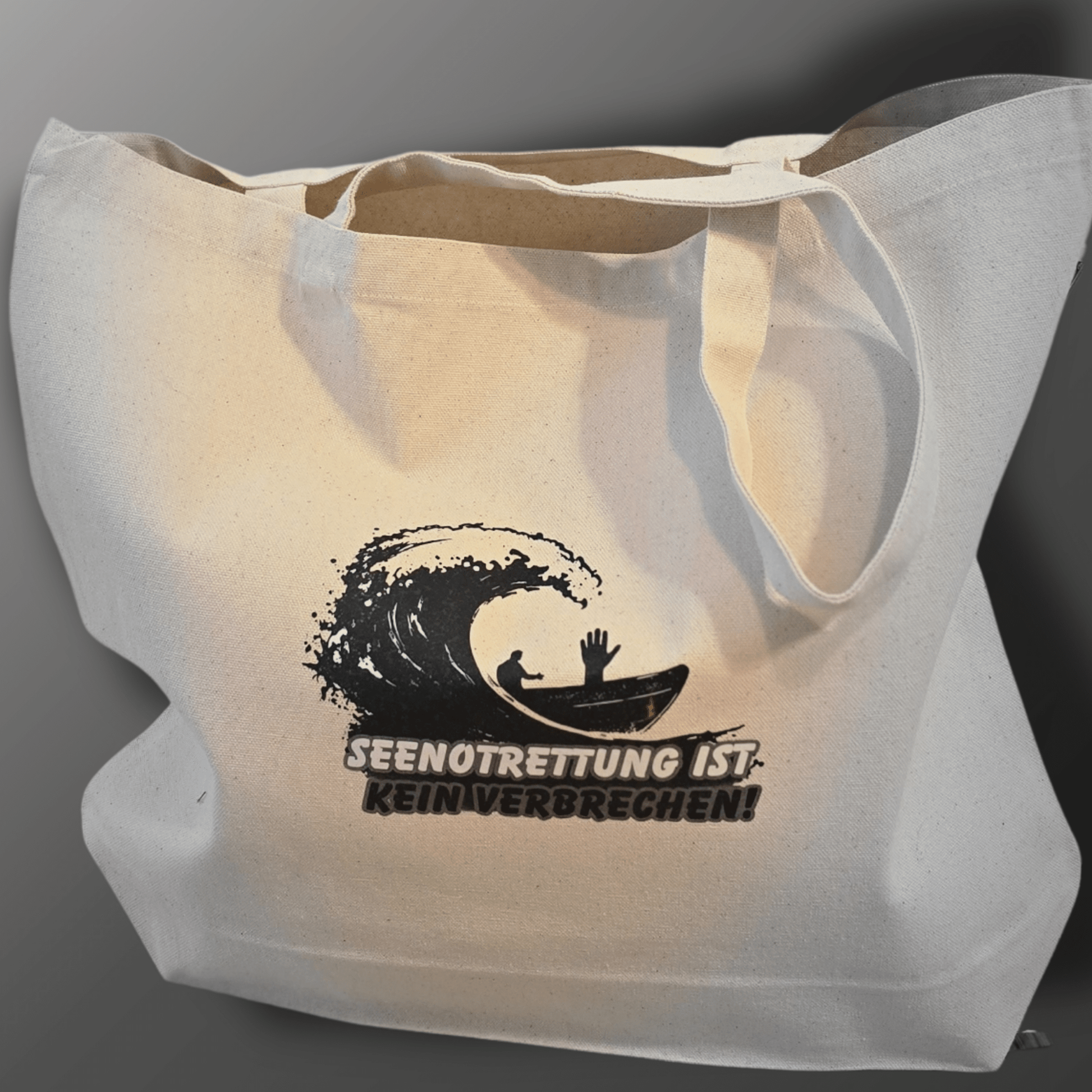 Seenotrettung ist kein Verbrechen Tragetasche. 70% des Erlöses spenden wir an Seawatch. - SoliWear