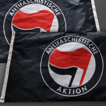Antifa Flagge Premium – 3 - Schichten, doppelseitig bedruckt,Fahnenmasten geeignet - SoliWear