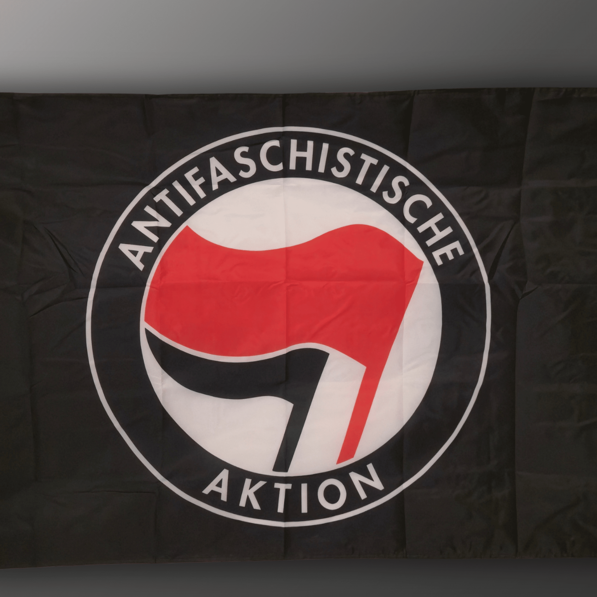Antifa Flagge Premium – 3 - Schichten, doppelseitig bedruckt,Fahnenmasten geeignet - SoliWear