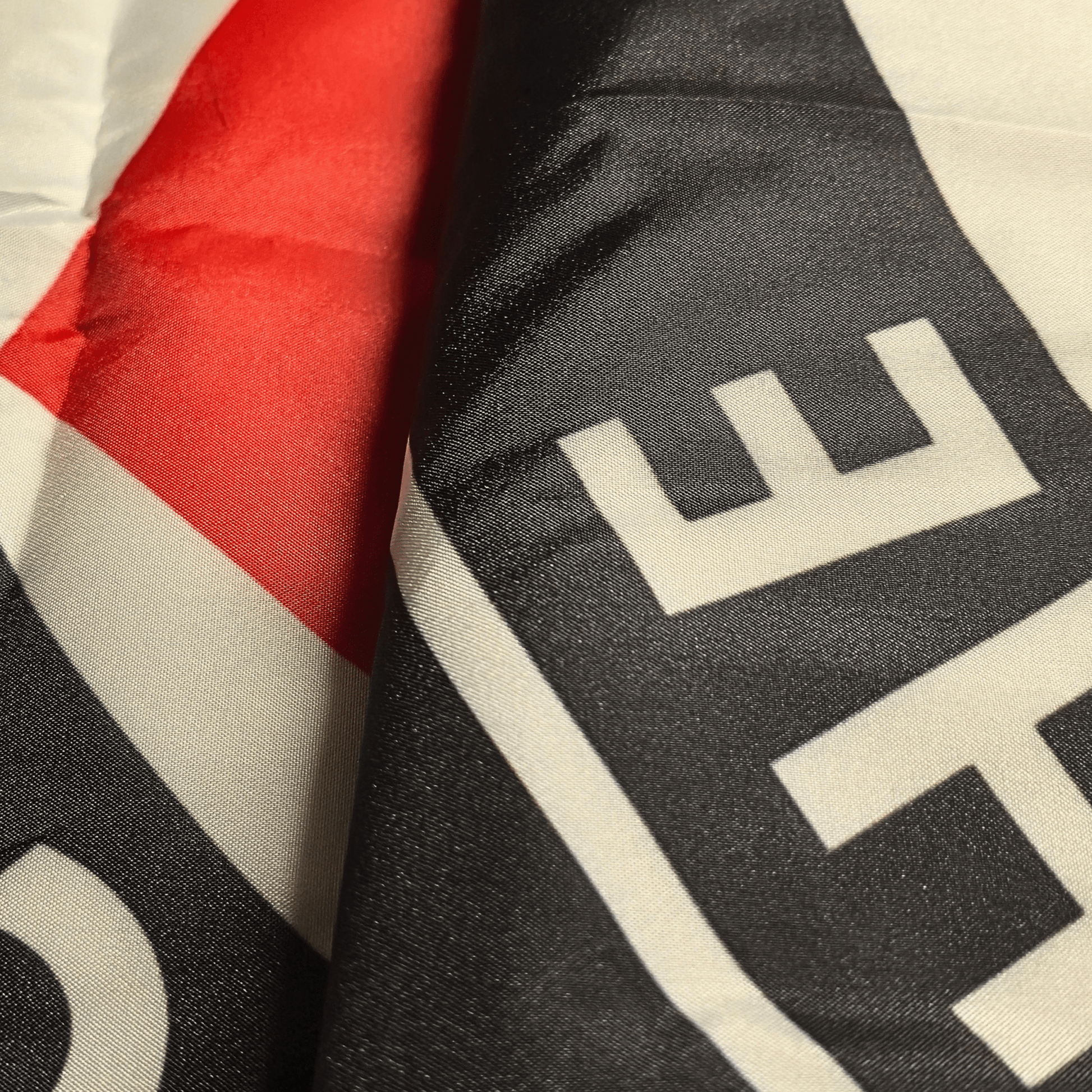 Antifa Flagge Premium – 3 - Schichten, doppelseitig bedruckt,Fahnenmasten geeignet - SoliWear