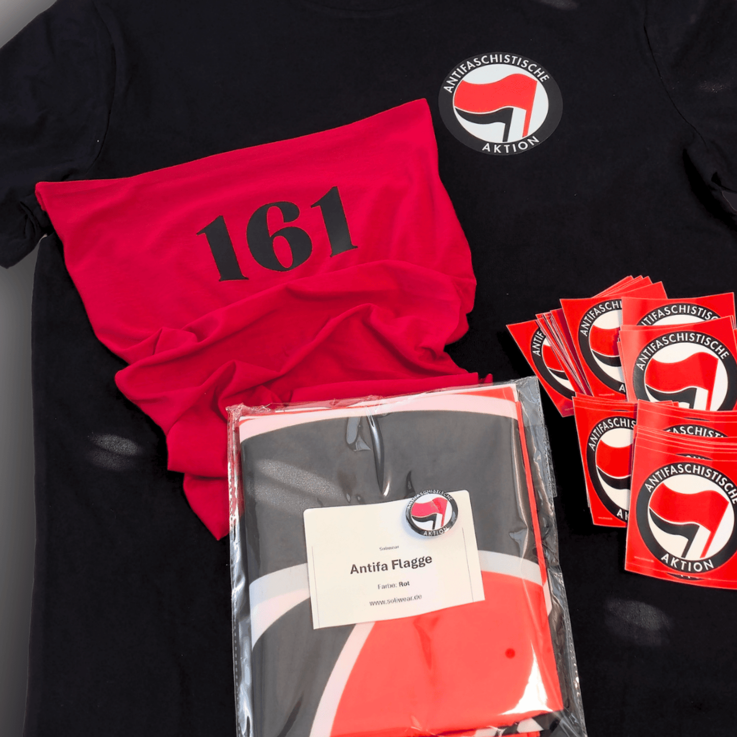 Antifa Demo Starterset – Shirt + Pin + Schal + 50 Sticker + Fahne - SoliWear